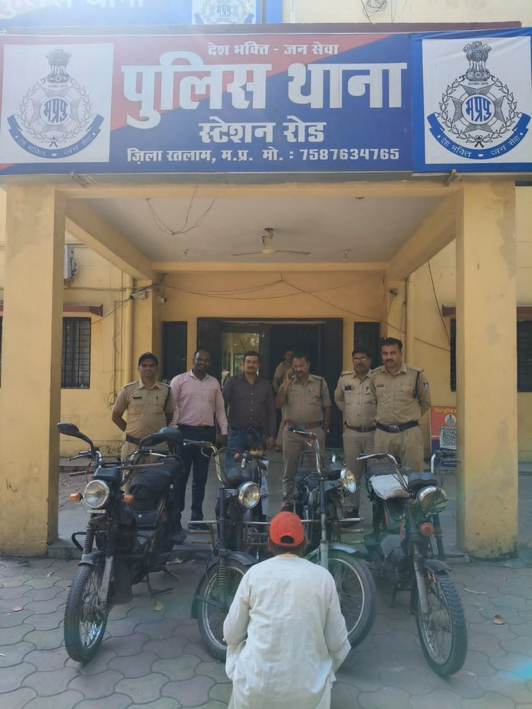 स्टेशन रोड पुलिस की बड़ी कार्रवाईशातिर वाहन चोर गिरफ्तार, चोरी की 4 टीवीएस एक्सल मोटरसाइकिलें बरामद 1 14022 768x1024 1